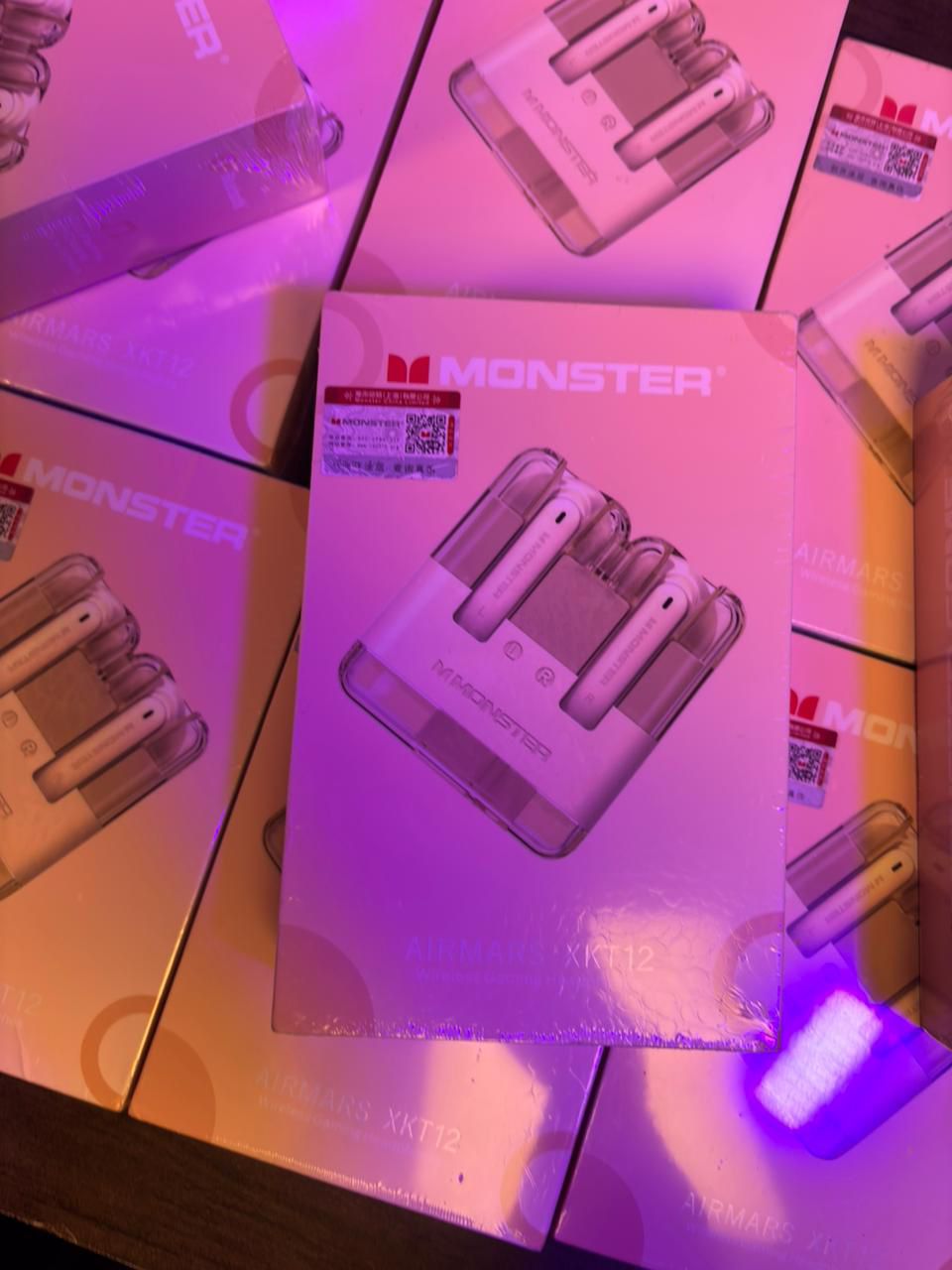 Monster Airmars XKT12 – Wireless Gaming Headphones Ivory Edition Low-Latency Gaming • 24-Hour Playtime • Transparent PC Case